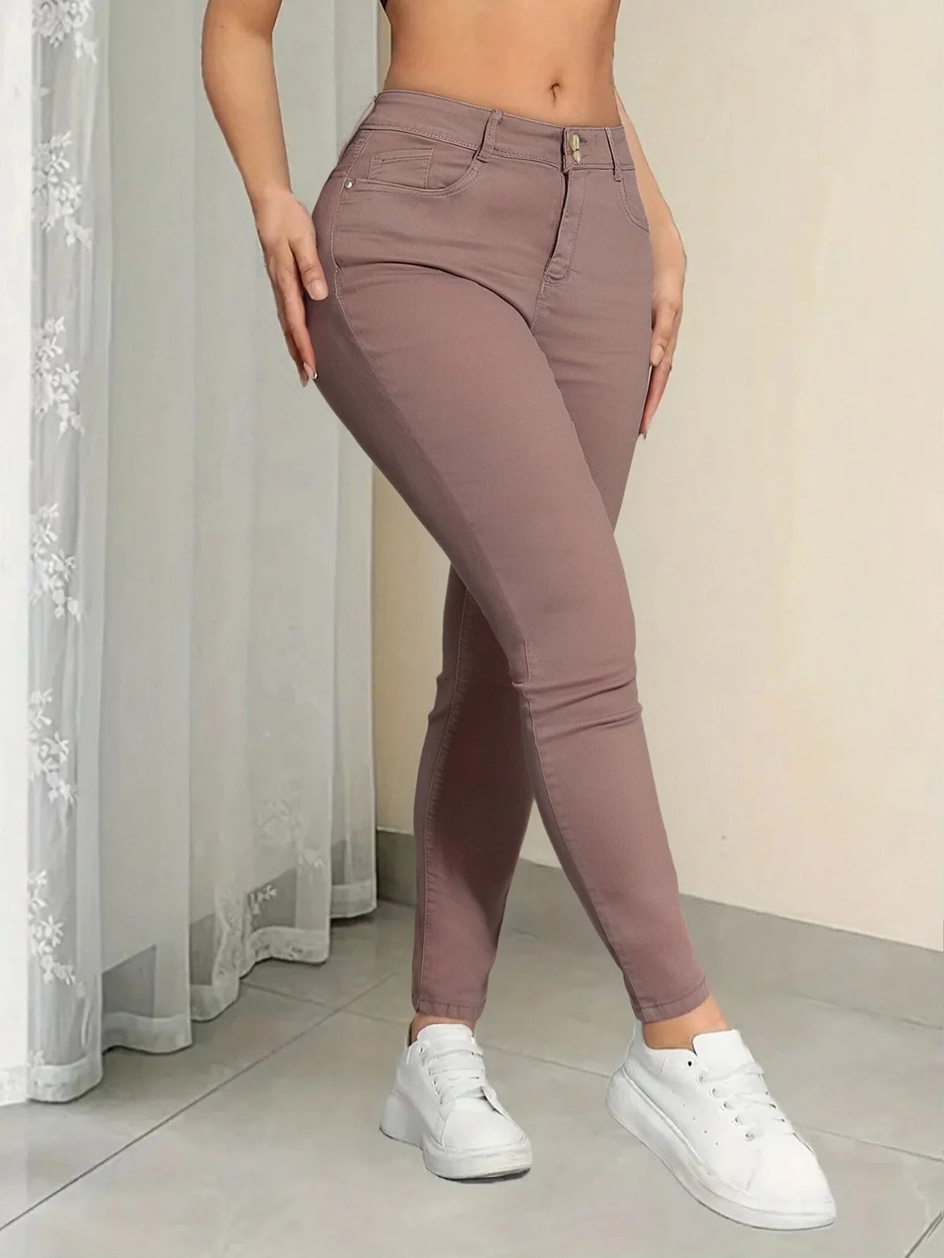 Pink women's plus-size jeans, stretchy skinny denim pants that fit comfortably against the skin and resist deformation